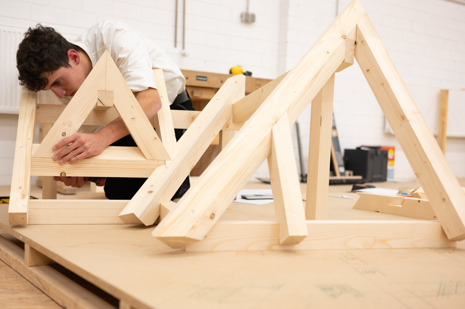 Ein kleiner Dachstuhl in der Lehrwerkstatt. Natürlich können die Auszubildenden auch größer bauen. Foto: Roland Pehlke Ein kleiner Dachstuhl in der Lehrwerkstatt. Natürlich können die Auszubildenden auch größer bauen. Foto: Roland Pehlke