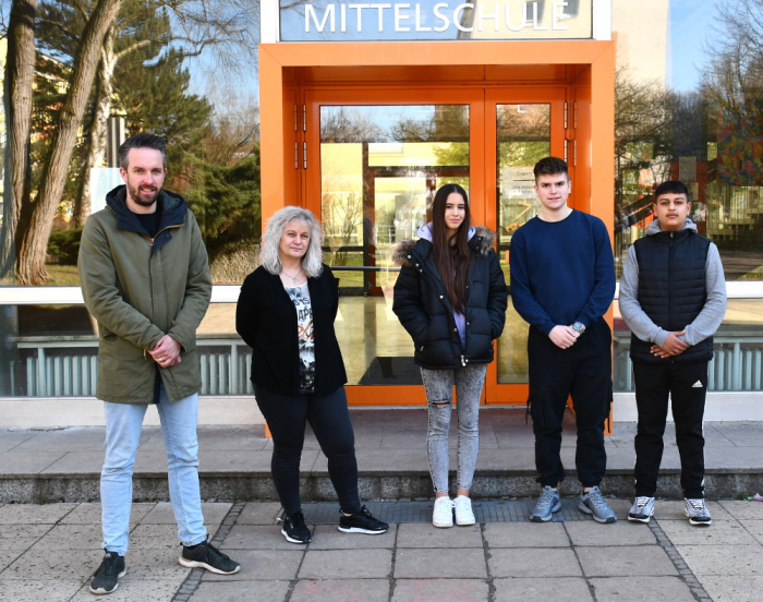 Konrektor Thomas Hendler, Mutter Jacqueline Ruf und die Schüler Alesia Hysenaj, Patrick Caracciolo sowie Hristo Angelov (von links nach rechts).