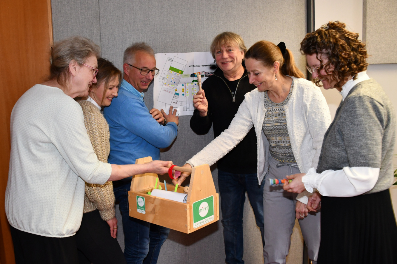 Bei der Standbelegung der JOB 2025 rauchen die Köpfe, aber es herrscht gute Laune. Das Foto zeigt von links nach rechts Eva Rehm (Projektleitung MINT-Campus Dachau), Sandra Breiding (Obermeisterin der Frisörinnung im Landkreis Dachau), Ulrich Dachs (Kreishandwerksmeister Dachau), Frank Donath (Organisation der JOB 2025), Sabrina Steinau (Leiterin Marketing und Personal Sparkasse Dachau) und Alexandra Ulbrich (Projektleitung Arbeitskreis SCHULEWIRTSCHAFT Dachau). Foto: JOB Dachau/Riffert