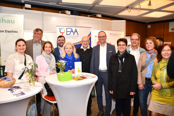 Auf der diesjährigen JOB stand das Thema „Inklusion Auszubildender mit Beeinträchtigung“ mit im Fokus. Die Schirmherren des Berufsinformationstags informierten sich am Stand der EAA. Das Foto zeigt von links nach rechts: Veronika Schwerdtfeger (EAA), Landrat Stefan Löwl, Kreisrätin Stephanie Burgmair, Florian Blank vom Integrationsfachdienst, Christine Unzeitig (Vorsitzende der Behinderten und Freunde in Stadt und Landkreis Dachau), Hartmut Baumgärtner (Behindertenbeauftragter der Stadt Dachau), Landtagsabgeordneter Bernhard Seidenath, Oberbürgermeister Florian Hartmann, Schulamtsdirektor Albert Sikora (Co-Vorsitzender des Arbeitskreises SchuleWirtschaft Dachau und Mitveranstalter der JOB 2025), Petra Fuchsbichler (stellvertretende Schulamtsdirektoren), Marianna Klaffki (stellvertretende Landrätin Dachau).