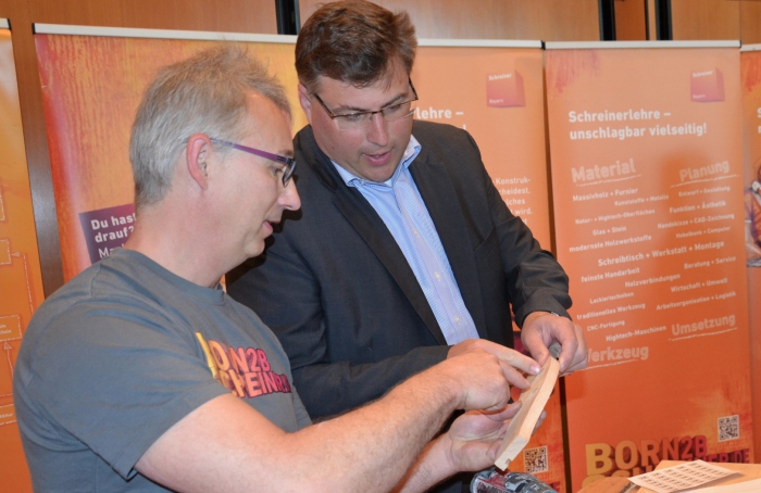Schreinerhandwerksobermeister Ulrich Dachs (links) im Gespräch mit Landrat Stefan Loewl