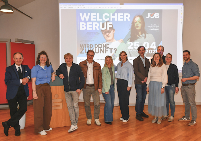 Zufriedene Mitglieder des Arbeitskreises SCHULEWIRTSCHAFT Dachau nach der letzten Sitzung zur Vorbereitung der JOB 2026. Hermann Krenn, Vorsitzender seitens der Wirtschaft, steht ganz links, Albert Sikora, Vorsitzender seitens der Schulen, ist der Vierte von links. (Foto: AK SCHULEWIRTSCHAFT Dachau/Riffert)